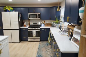Fridge, microwave, oven, stovetop - Modern Lake Side Retreat Big Drive Way Cozy Feel Pet Friendly (Chippewa Lake)
