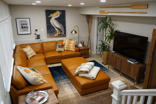 Modern Lake Side Retreat Big Drive Way Cozy Feel Pet Friendly