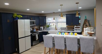 Modern Lake Side Retreat Big Drive Way Cozy Feel Pet Friendly