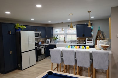 Modern Lake Side Retreat Big Drive Way Cozy Feel Pet Friendly