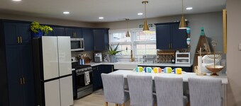 Modern Lake Side Retreat Big Drive Way Cozy Feel Pet Friendly