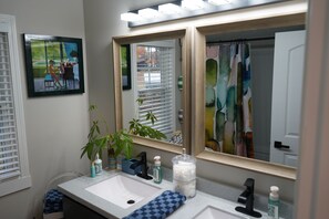 Hair dryer, towels, soap, shampoo - Modern Lake Side Retreat Big Drive Way Cozy Feel Pet Friendly (Chippewa Lake)