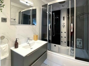 Bathroom - Holiday apartment near the water with exclusive furnishings (Siófok)