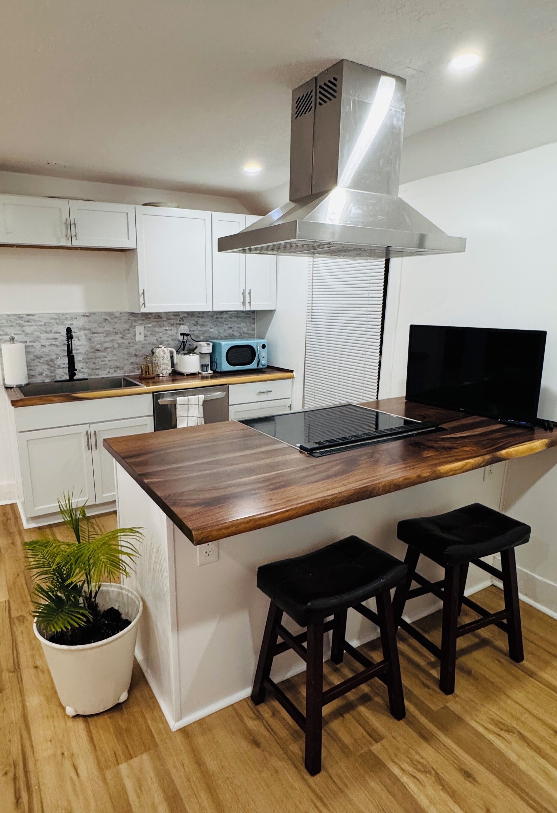 Mikrobølgeovn, ovn, kokeplater og oppvaskmaskin