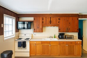 Private kitchen - Spacious 3/2 apartment in charming Fort Myers with AC (Fort Myers)