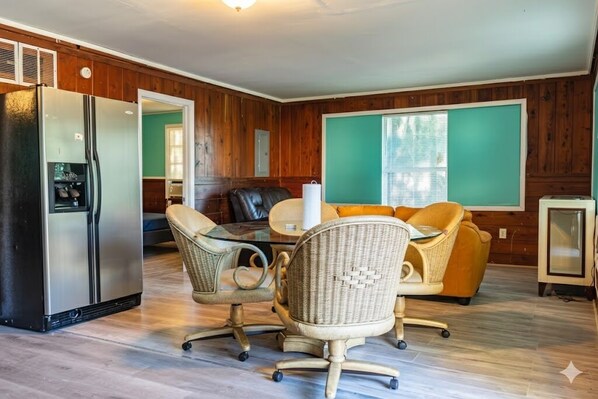 Interior - Spacious 3/2 apartment in charming Fort Myers with AC (Fort Myers)