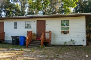Exterior - Spacious 3/2 apartment in charming Fort Myers with AC (Fort Myers)