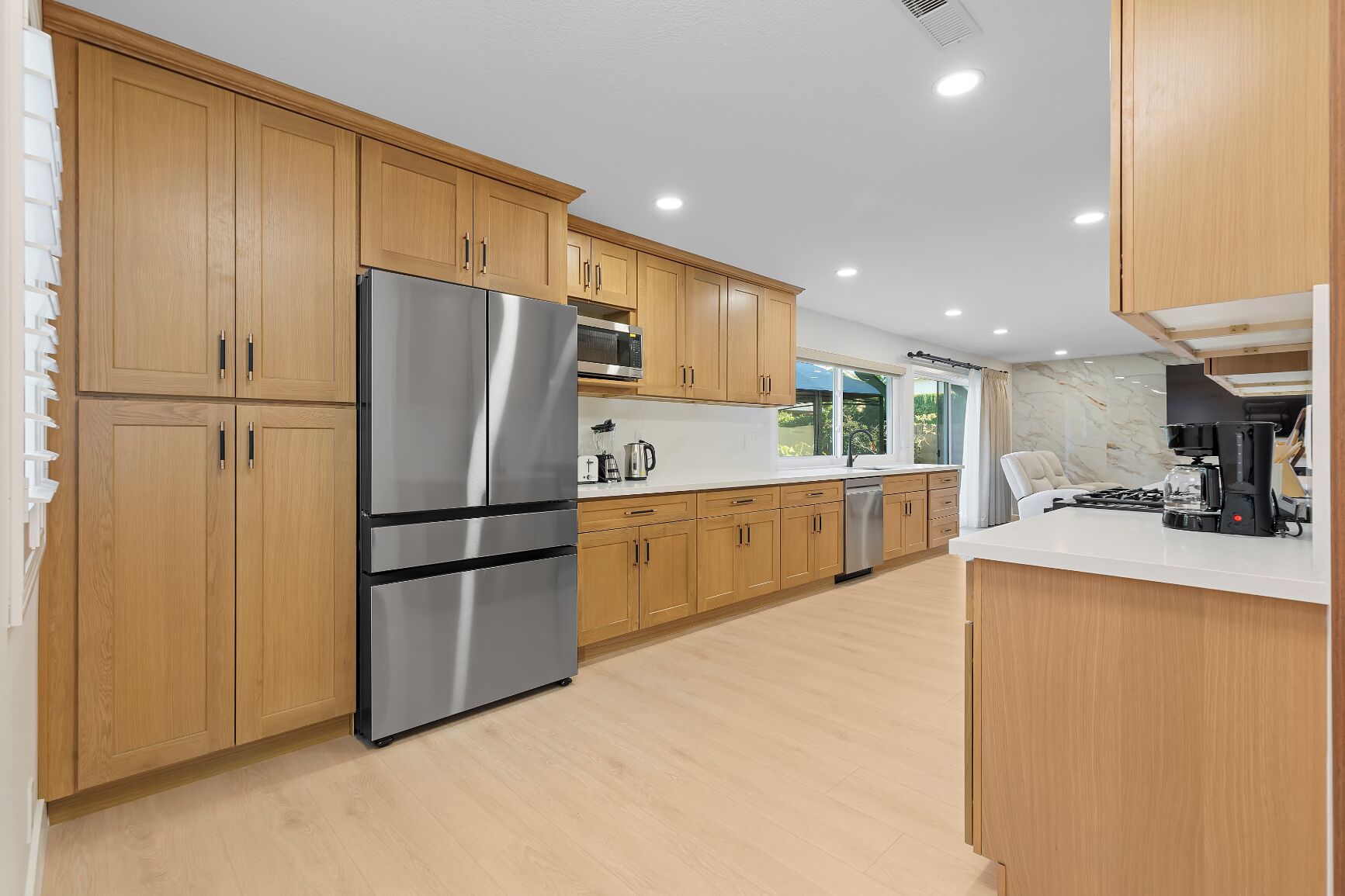 Frigorífico, microondas, horno y placa de cocina