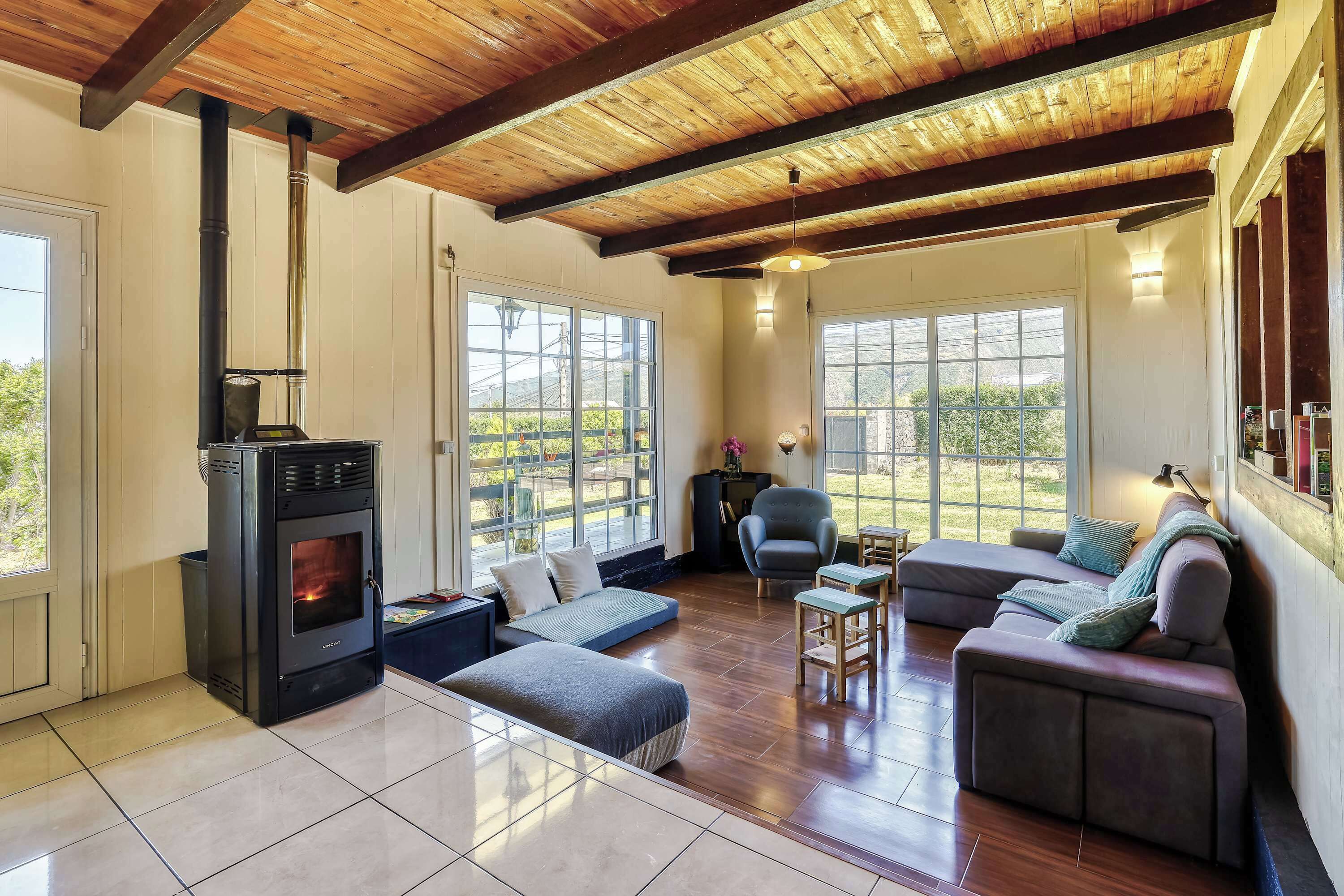 Tv, eldstad, dvd-spelare och en stereo