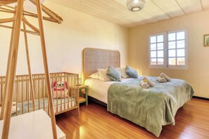 3 makuuhuonetta, työpöytä, silitysrauta/-lauta, Wi-Fi