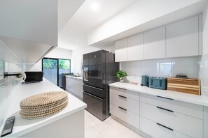 Refrigerador, microondas, horno y parrilla de estufa 