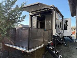 Exterior - Luxury RV vacation in Campbell River (Campbell River)