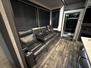 Interior - Luxury RV vacation in Campbell River (Campbell River)