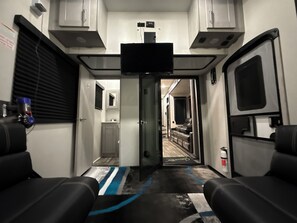 Interior - Luxury RV vacation in Campbell River (Campbell River)