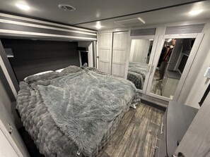 Iron/ironing board, WiFi, bed sheets - Luxury RV vacation in Campbell River (Campbell River)