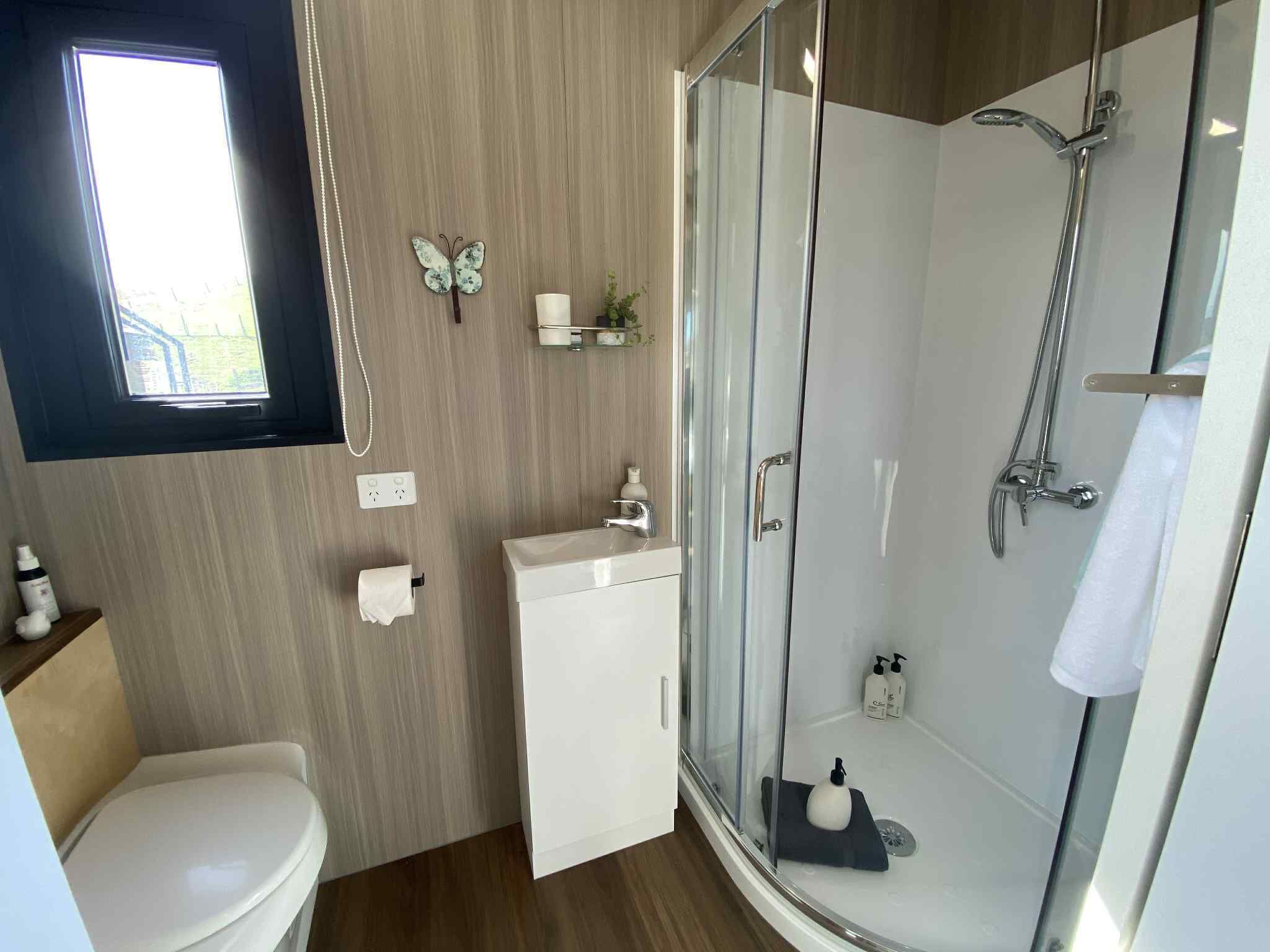 Douche, sèche-cheveux, serviettes fournies