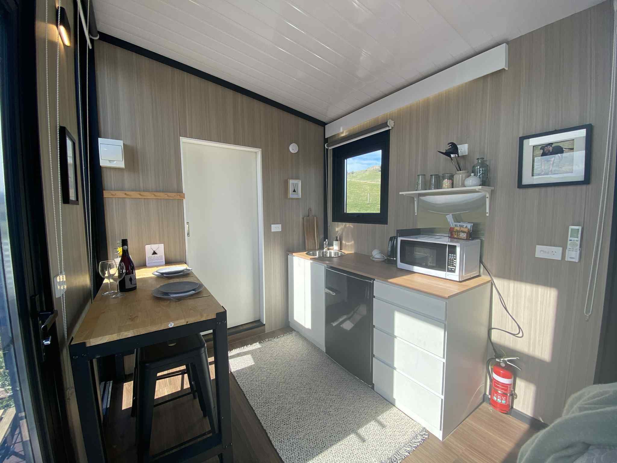 Réfrigérateur, micro-ondes, plaque de cuisson, cafetière/bouilloire