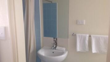 Family Room, Multiple Beds, Non Smoking | Bathroom | Shower, towels, soap, shampoo