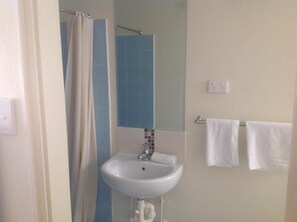 Family Room, Multiple Beds, Non Smoking | Bathroom | Shower, towels, soap, shampoo