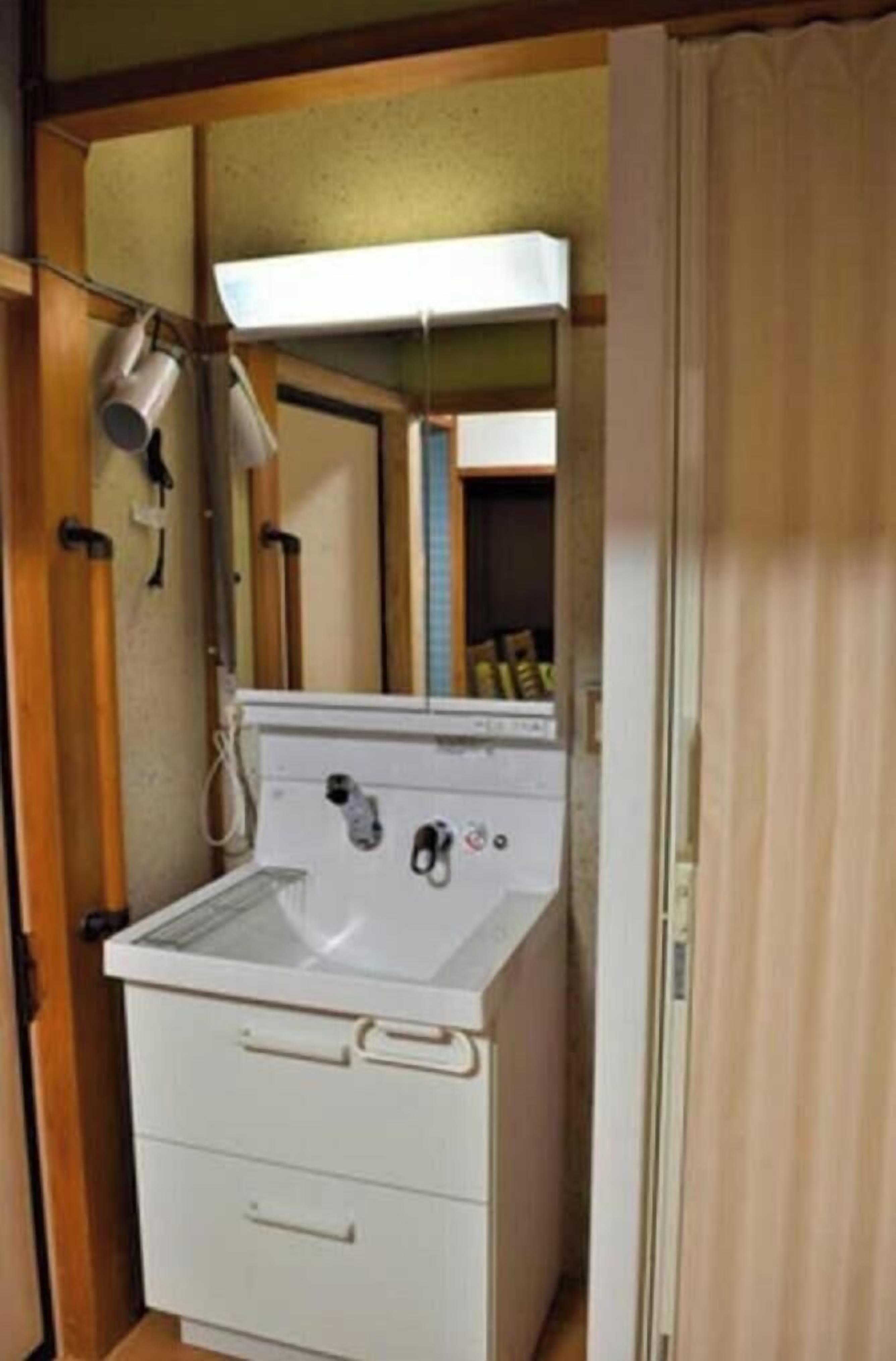 Stadtwohnung | Badezimmer | Duschwanne, Haartrockner, Hausschuhe, Bidet