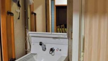 Stadtwohnung | Badezimmer | Duschwanne, Haartrockner, Hausschuhe, Bidet
