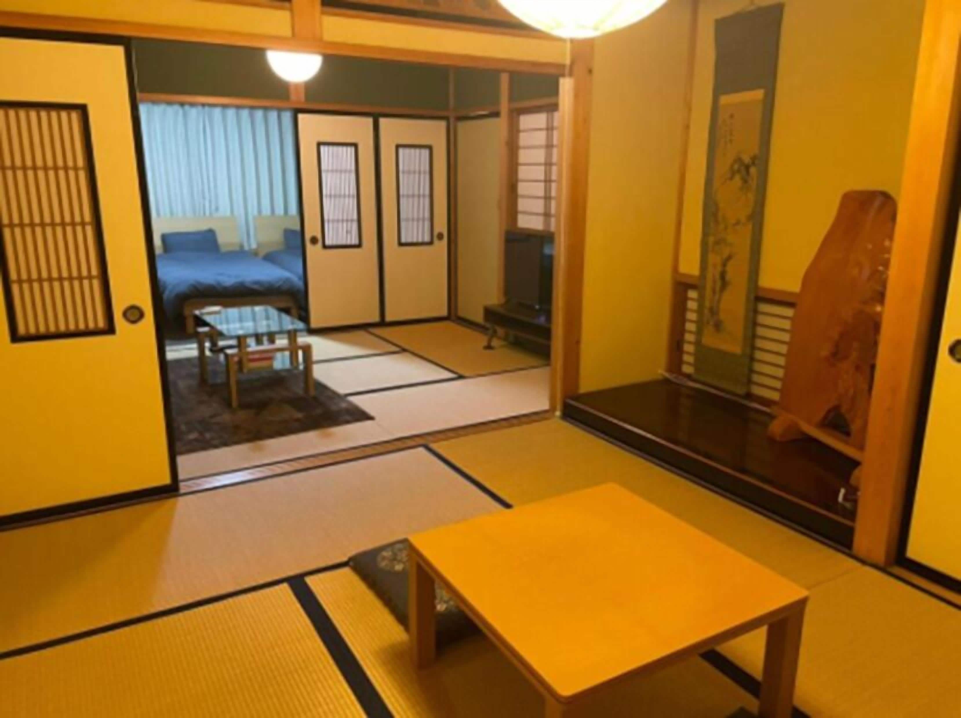 タウンホーム | リビング エリア | 40 インチの薄型テレビ (デジタル放送視聴可)、Netflix、ストリーミングサービス