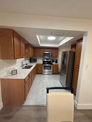Private kitchen - Sunny family Oasis by Tarpon - Hot Tub & Playground (Holiday)