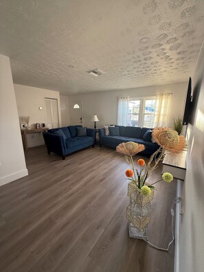 Living area - Sunny family Oasis by Tarpon - Hot Tub & Playground (Holiday)