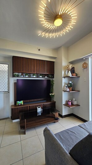 Smart TV, table tennis - One-of-a-Kind Ultra-Luxury. In-Suite Jacuzzi, Massage Chair & Breathtaking Vista (Davao)