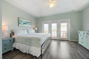 2 bedrooms, desk, iron/ironing board, WiFi