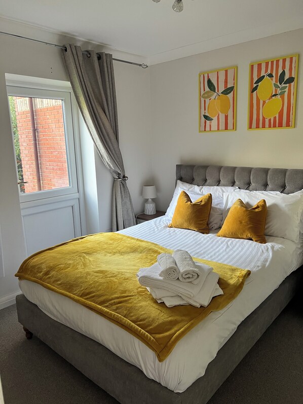 Room - Stylish 1 Bedroom Apartment with Free Parking and Links to London & Essex (Grays)