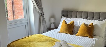 Stylish 1 Bedroom Apartment with Free Parking and Links to London & Essex