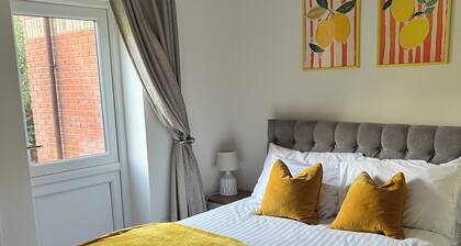 Stylish 1 Bedroom Apartment with Free Parking and Links to London & Essex