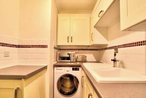 Private kitchen - Stylish 1 Bedroom Apartment with Free Parking and Links to London & Essex (Grays)