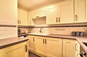 Private kitchen - Stylish 1 Bedroom Apartment with Free Parking and Links to London & Essex (Grays)