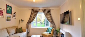 Stylish 1 Bedroom Apartment with Free Parking and Links to London & Essex