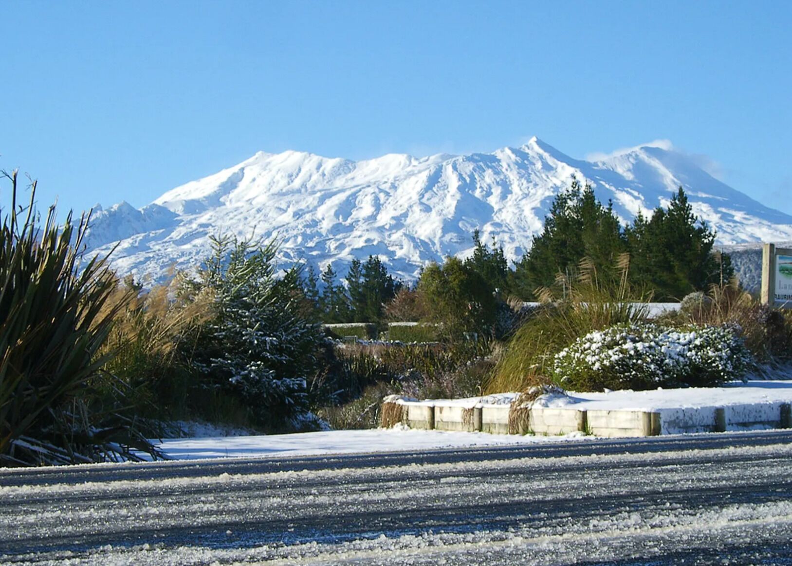 Schneebedeckte Landschaft mit einem Berg im Hintergrund.