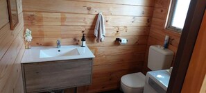 Douche, séchoir à cheveux, serviettes fournies, savon