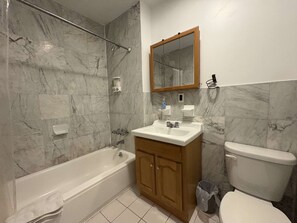 Haartrockner, Handtücher, Seife, Shampoo