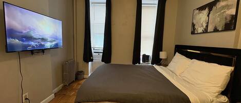 Tabla de planchar con plancha, wifi, ropa de cama