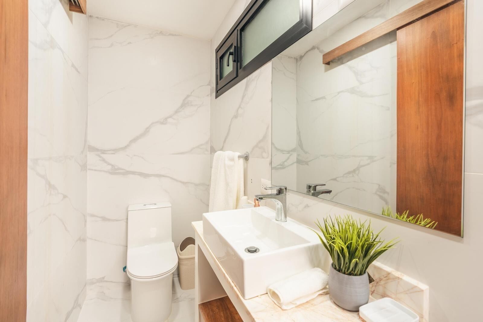 Doccia, asciugacapelli, asciugamani, sapone