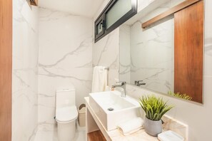 Doccia, asciugacapelli, asciugamani, sapone