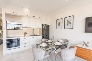 Frigorifero, microonde, piano cottura, macchina per tè/caffè