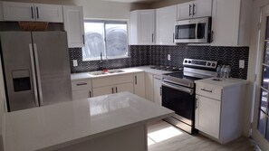 Geladeira, micro-ondas, fogão, cooktop