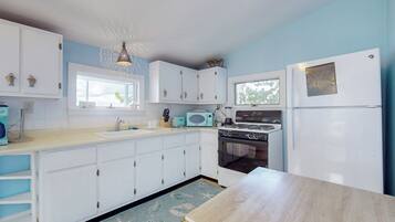 Refrigerador, microondas, placa de cocina, cafetera/tetera