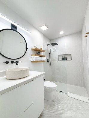 Hair dryer, towels, soap, shampoo - Escape to this stunning bayfront retreat in Beach City, where art meets nature! (Beach City)