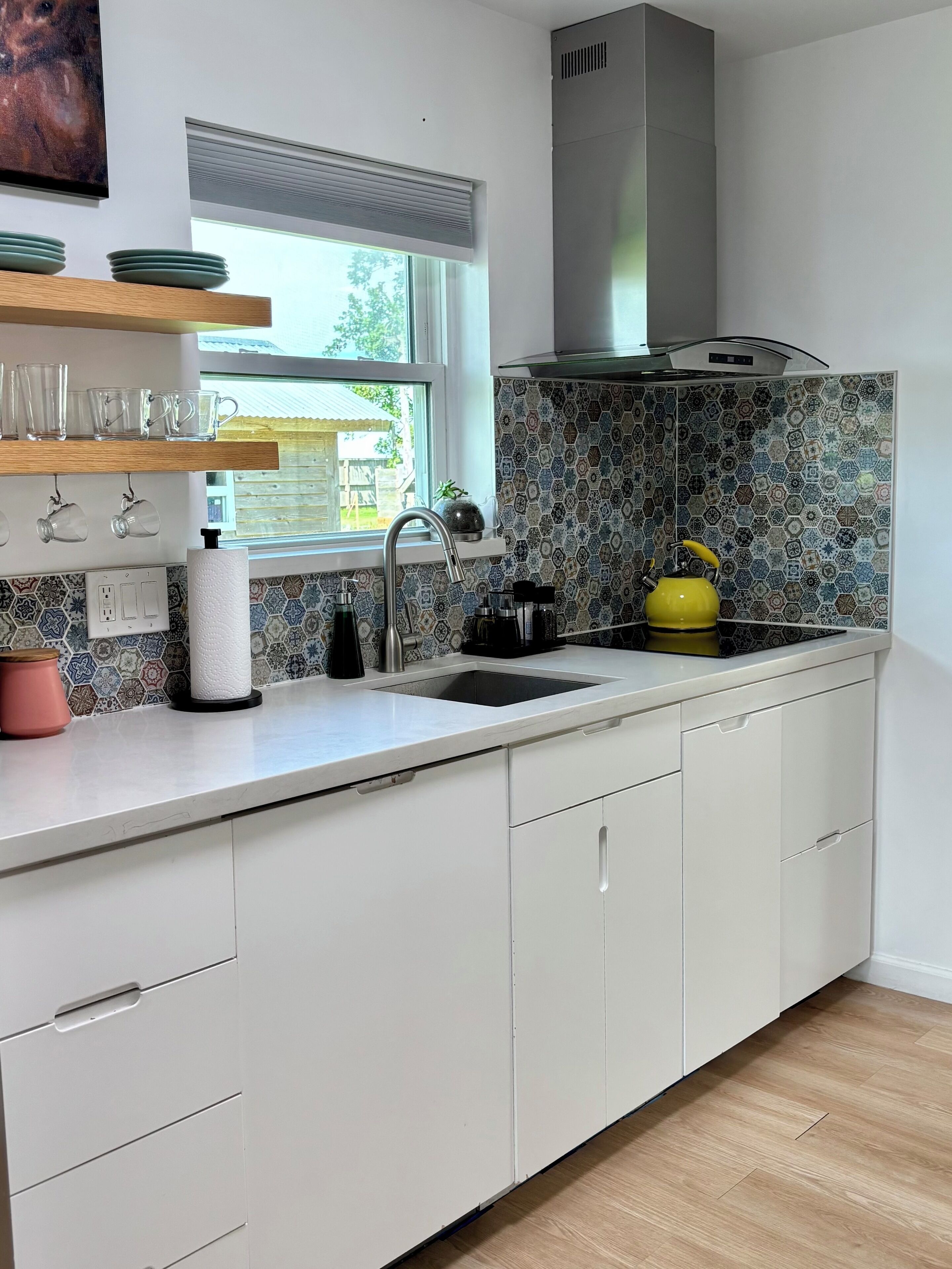 Een magnetron, een kookplaat, een vaatwasser, keukenrol