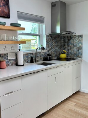 Micro-ondes, plaque de cuisson, lave-vaisselle, serviettes en papier