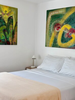 Tabla de planchar con plancha, wifi gratis y ropa de cama 