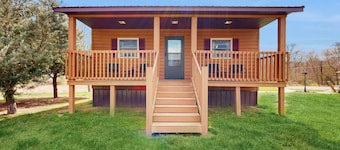 Pet Friendly! Countryside Couples Stay in Illinois